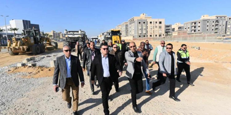 وزير-الإسكان-يتفقد-أعمال-تطوير-الطرق-فى-“القاهرة-الجديدة”