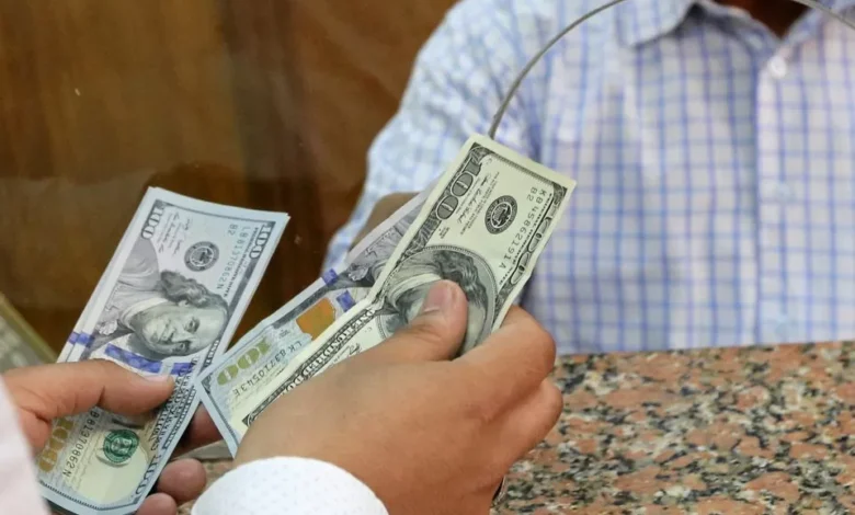 الدولار-يكسر-حاجز-51-جنيهًا-فى-البنوك-المصرية