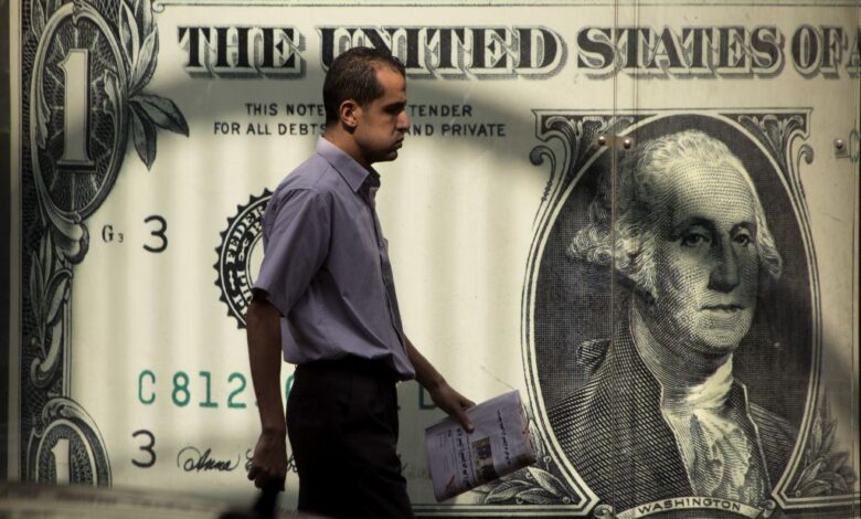 سعر-الدولار-يبدأ-2025-متراجعًا-قرشين-بالبنوك-المصرية